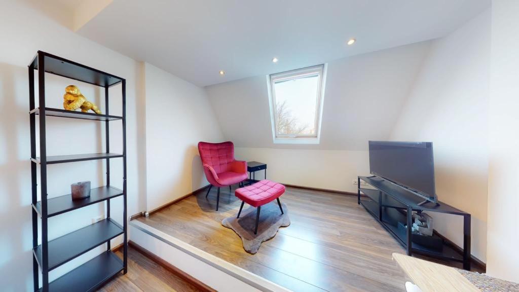 Spacious 4 Bedroom Near Center Appartement