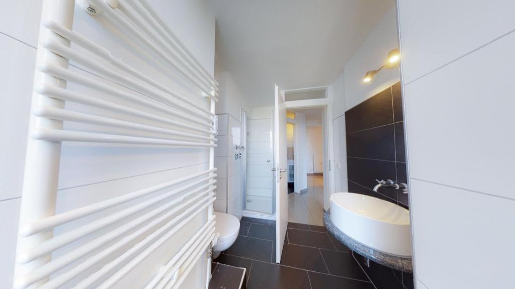 Spacious 4 Bedroom Near Center Appartement